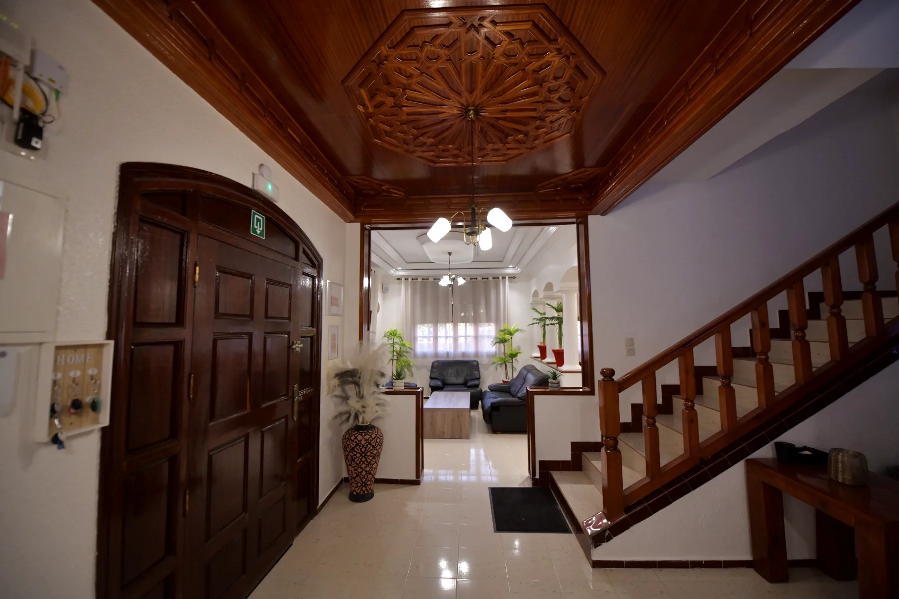 Inkomhal met houten plafond