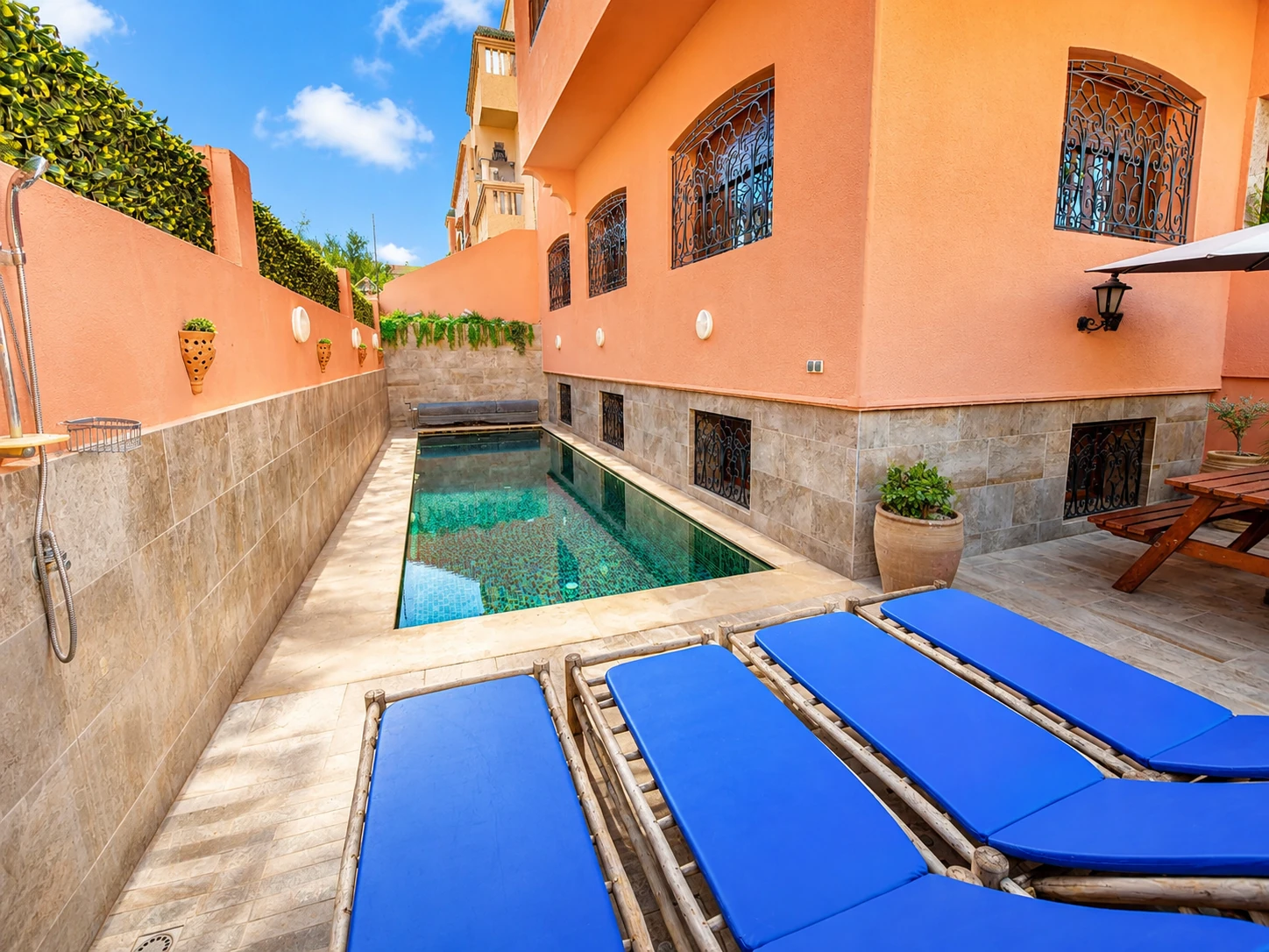 Ligbedden aan het privézwembad – Villa Conforts Marrakech